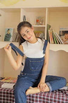 美女穿露衣服男人